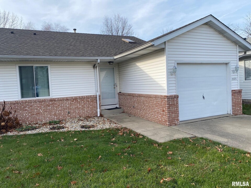 2605 CHASE Dr in Springfield, IL - Building Photo