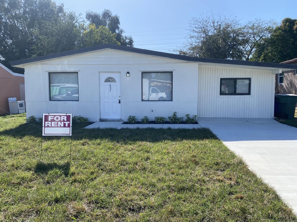 657 W 2nd St in Riviera Beach, FL - Building Photo