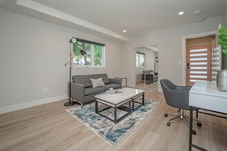 2115 Holly Dr in Los Angeles, CA - Building Photo - Building Photo