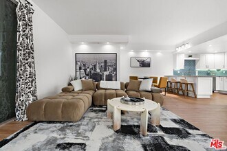 321 S San Vicente Blvd in Los Angeles, CA - Building Photo - Building Photo