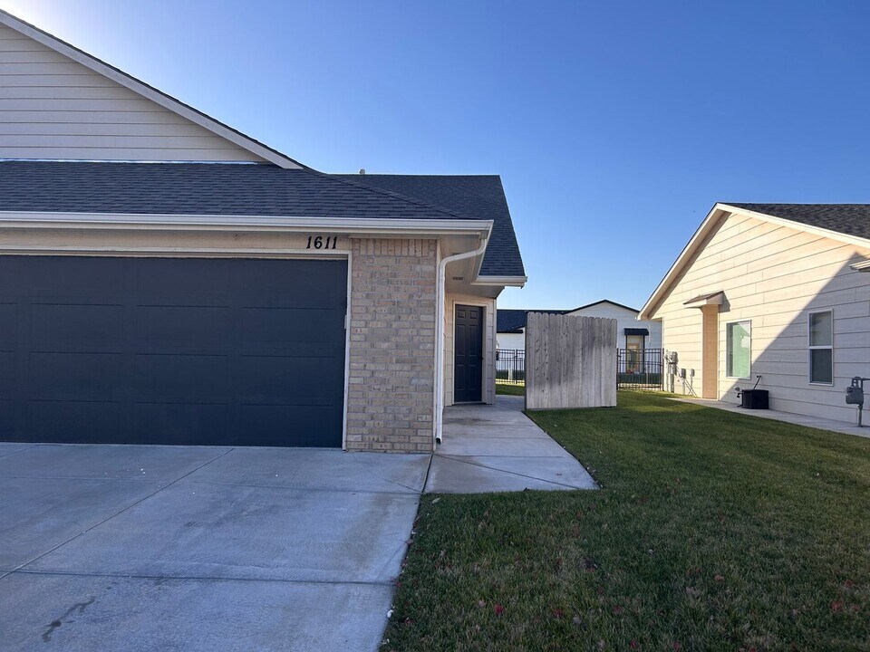 1611 S Limuel Cir in Wichita, KS - Building Photo