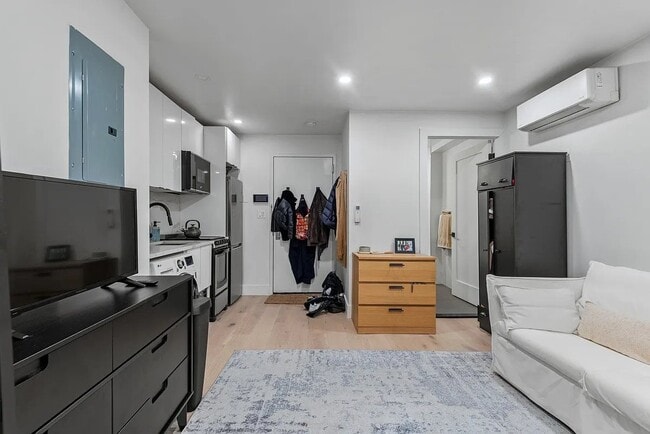 241 W 75th St in New York, NY - Building Photo - Building Photo