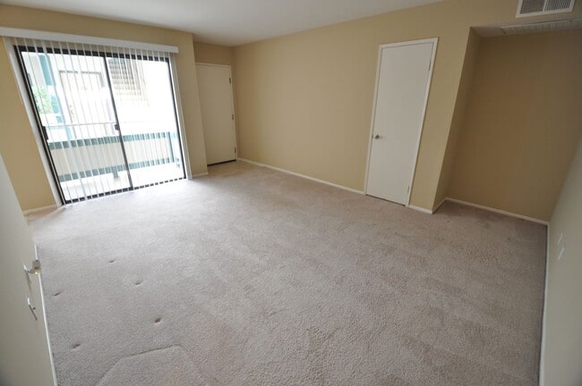 6122 Colfax Ave, Unit 205 in Los Angeles, CA - Building Photo - Building Photo