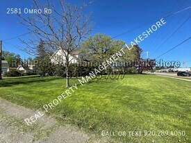 2581 Omro Rd in Oshkosh, WI - Building Photo