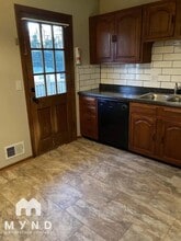 10319 E 78 St in Raytown, MO - Foto de edificio - Building Photo