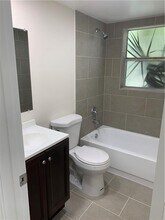 1006 Twin Lakes Dr in Coral Springs, FL - Building Photo - Building Photo