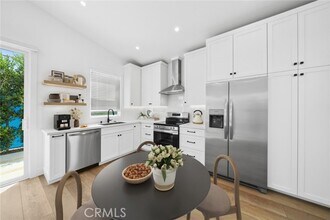 243 E 20th St-Unit -D in Costa Mesa, CA - Building Photo - Building Photo