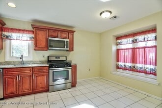 291 Plum Dr in Marlboro, NJ - Building Photo - Building Photo