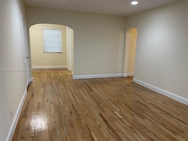 property at 815 W 40th St