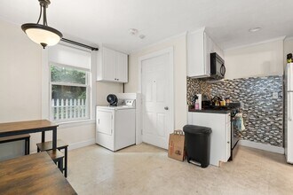 12 Perry St, Unit 1 in Brookline, MA - Building Photo - Building Photo