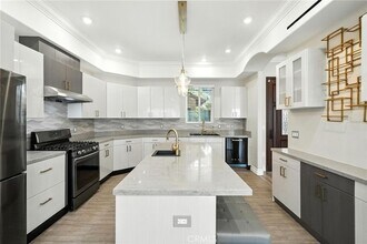 201 N Reese Pl, Unit 101 in Burbank, CA - Building Photo - Building Photo