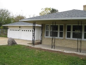 221 S Memorial Ave in Rockford, IL - Building Photo - Building Photo