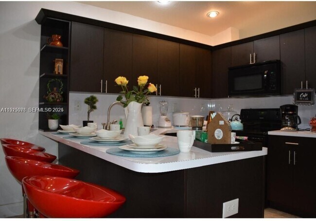 13817 SW 154th St in Miami, FL - Foto de edificio - Building Photo