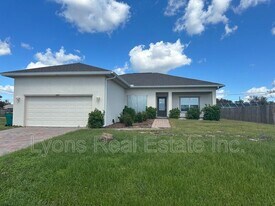 18463 Van Nuys Cir in Port Charlotte, FL - Building Photo