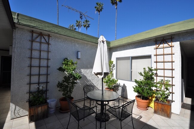 14033 Bessemer St in Los Angeles, CA - Building Photo - Building Photo
