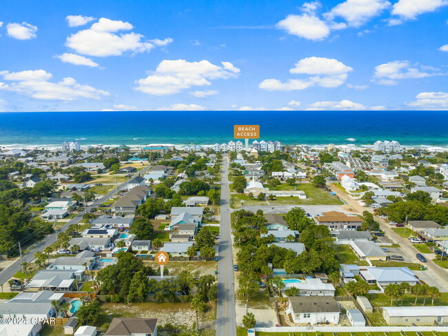 230 Wisteria Ln in Panama City Beach, FL - Foto de edificio - Building Photo