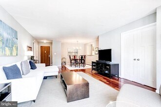 1077 30th St NW in Washington, DC - Building Photo - Building Photo