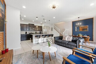 2440 Dubai St in Kissimmee, FL - Foto de edificio - Building Photo