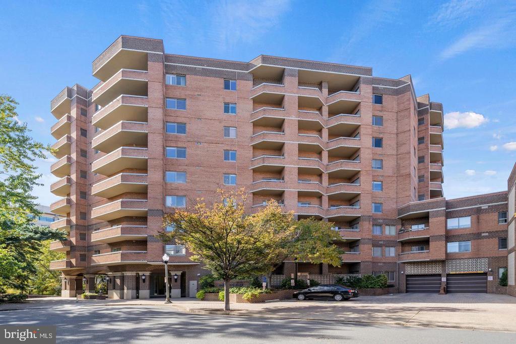 1050 N Stuart St in Arlington, VA - Building Photo