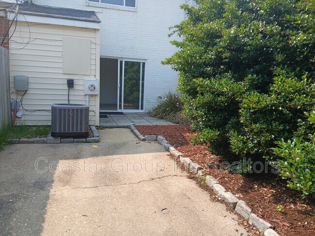 2241 Sedgewick Dr in Virginia Beach, VA - Building Photo - Building Photo
