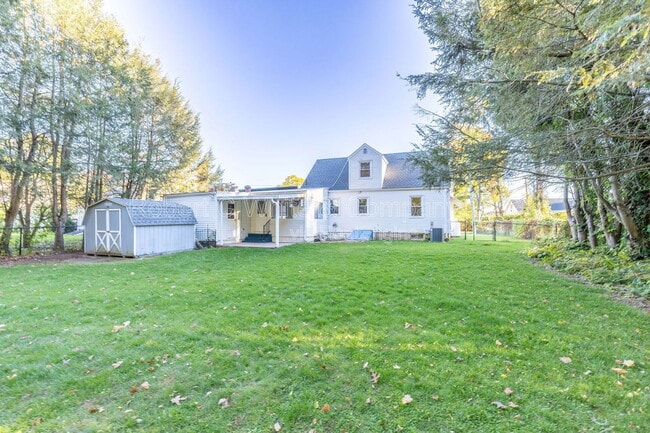 183 Thompson Rd in Manchester, CT - Foto de edificio - Building Photo