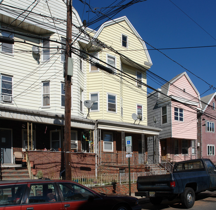 123 W 19th St in Bayonne, NJ - Building Photo