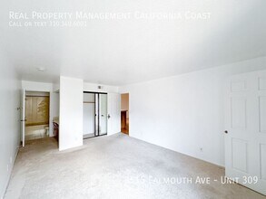 8515 Falmouth Ave in Los Angeles, CA - Foto de edificio - Building Photo