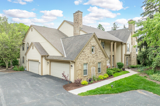 Elm Grove Parkway in Elm Grove, WI - Foto de edificio - Building Photo