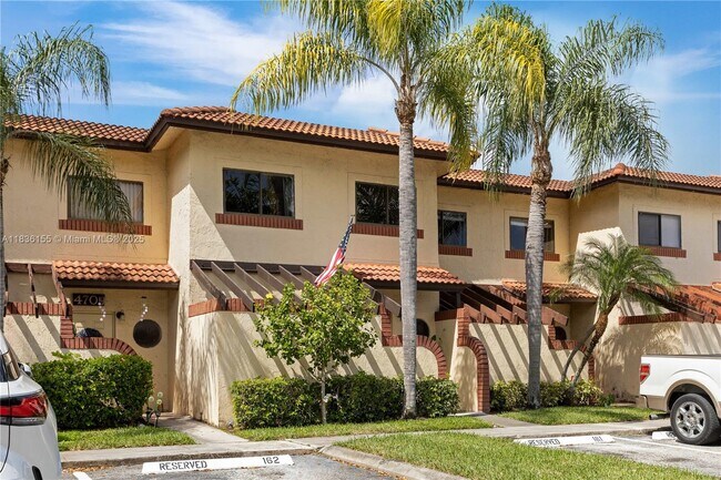 4713 N Pine Island Rd in Sunrise, FL - Building Photo - Building Photo