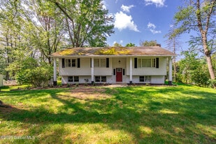 1 Laurie Ln in Saratoga Springs, NY - Building Photo