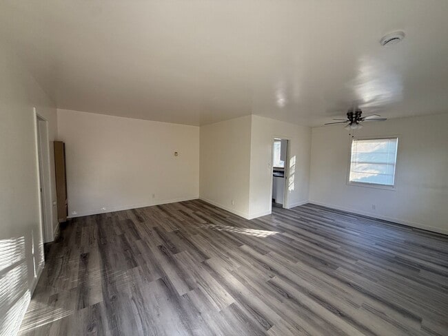 11006 Le Floss Ave in Downey, CA - Building Photo - Building Photo