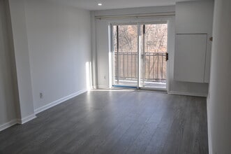 99 Teaneck Rd, Unit 118 in Ridgefield Park, NJ - Foto de edificio - Building Photo