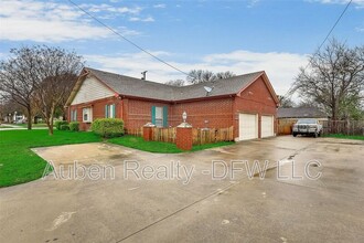 300 E Main St in Lancaster, TX - Building Photo - Building Photo