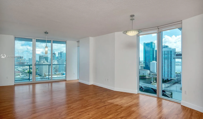 185 SW 7th St, Unit 2811 in Miami, FL - Foto de edificio - Building Photo