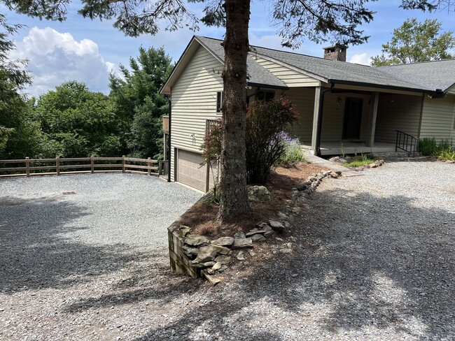 630 Sorrento Dr in Blowing Rock, NC - Building Photo - Building Photo