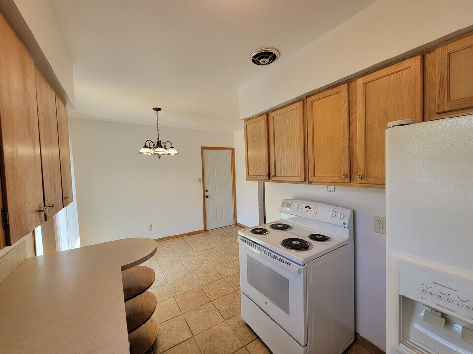 402 Beverly Hills St in Waterloo, IA - Building Photo