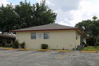 3410 Lynwood Dr in Lake Worth, FL - Building Photo - Building Photo