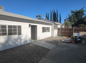 7716 Owensmouth Ave in Canoga Park, CA - Building Photo - Building Photo