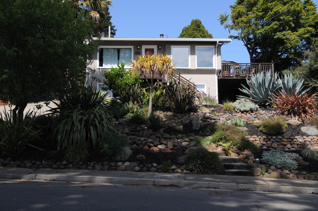 8182 Terrace Dr in El Cerrito, CA - Building Photo