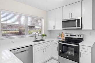 17137 SW 13th St in Pembroke Pines, FL - Building Photo - Building Photo
