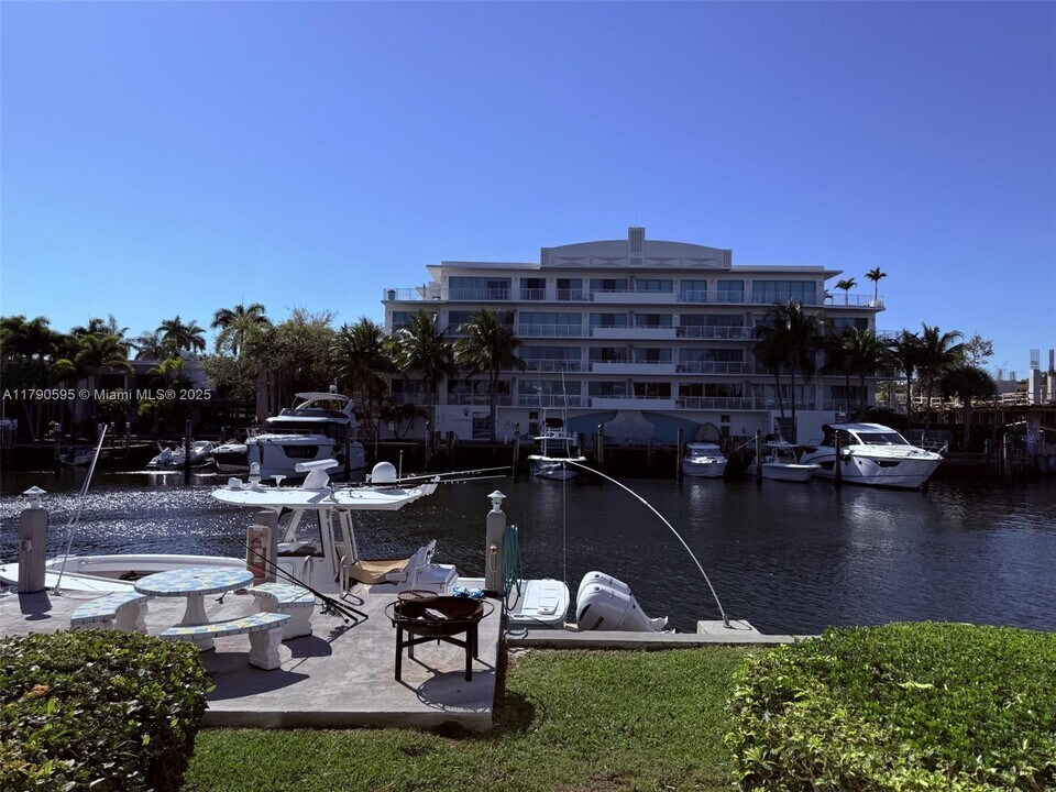 180 Isle of Venice Dr in Fort Lauderdale, FL - Building Photo