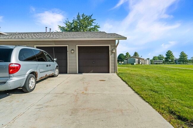 5880 Rembrandt Ct in Hanover Park, IL - Building Photo - Building Photo