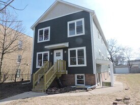 2002 Emerson St in Evanston, IL - Building Photo
