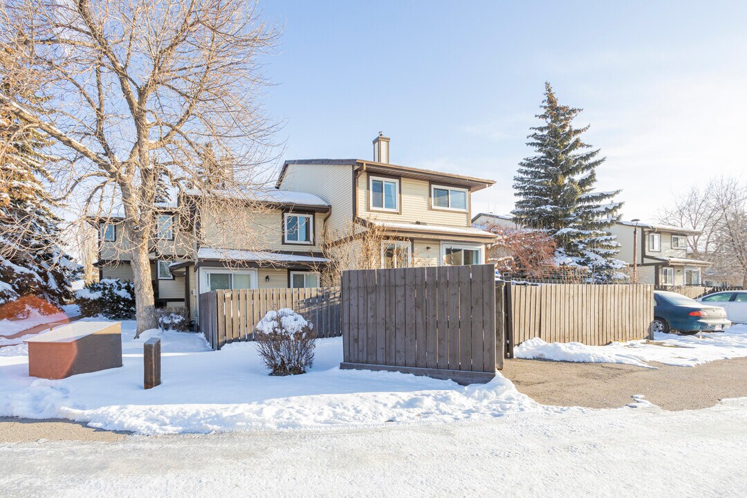 Pepper Ridge in Calgary, AB - Building Photo