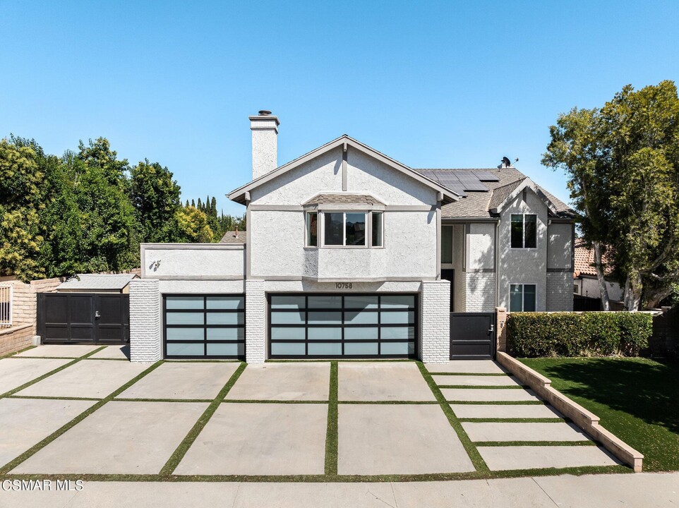 10758 Cozycroft Ave in Los Angeles, CA - Building Photo