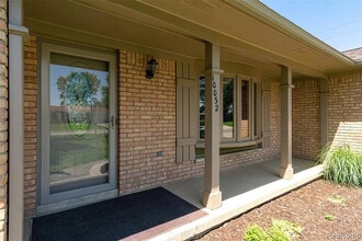 10032 Shadyhill Ln in Grand Blanc, MI - Building Photo - Building Photo