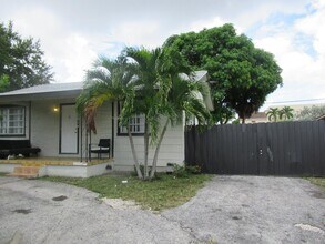 741 E 8th St in Hialeah, FL - Building Photo - Building Photo