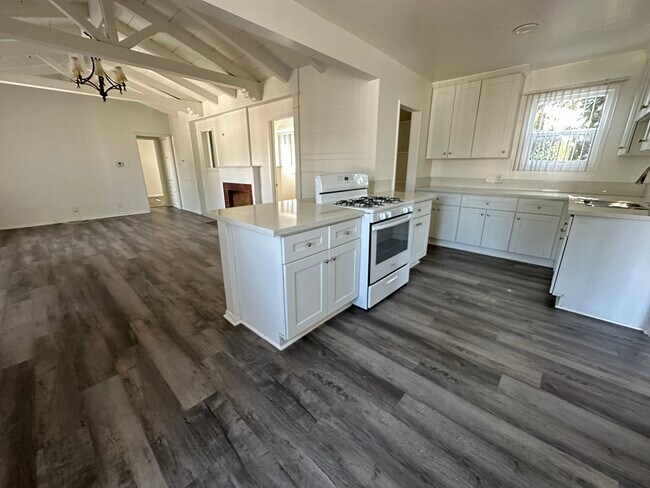 4114-4120 Beck Ave in Bell, CA - Foto de edificio - Interior Photo