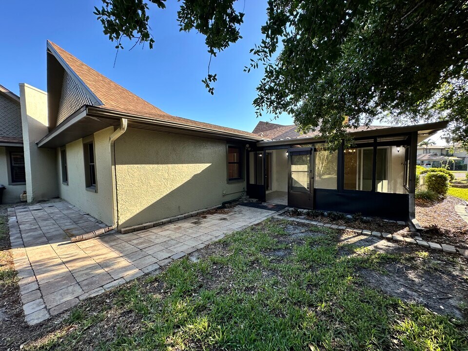 4266 Island Cir in Ft. Myers, FL - Building Photo