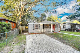8718 N Mandarine Pl in Tampa, FL - Building Photo - Building Photo
